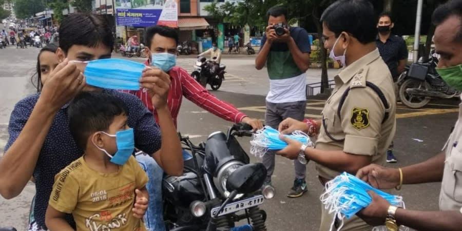Raigarh police set a record by distributing 14.5L masks in 6 hours