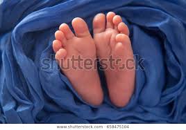Agra: Poor father was not able to pay the delivery fees
