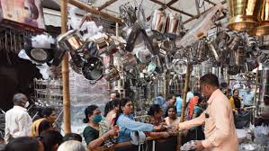 Blackout at textile shops, traders beat utensils to protest against GST